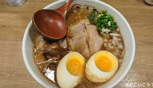 【食レポ】鹿児島ラーメンなのに、豚骨じゃなく味噌味！？豚と鶏のWスープが複雑に絡み合う『金斗雲』を食べに福岡空港へ！